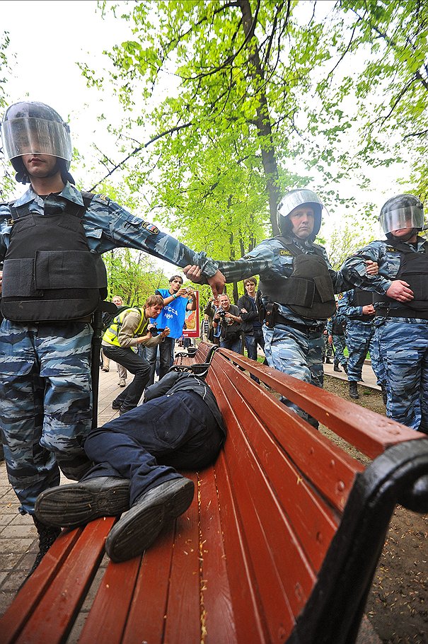 Сотрудники полиции во время акции оппозиции на Чистопрудном бульваре