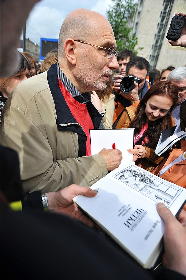 Писатель Борис Акунин (слева) дает автограф во время акции &amp;quot;Контрольная прогулка&amp;quot; на Пушкинской площади