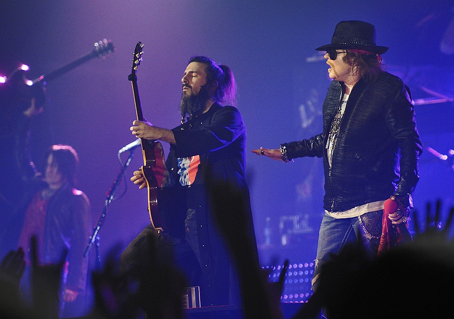 Эксл Роуз (справа) дает возможность раскрыться всем участникам своей группы, в том числе и гитаристу по прозвищу Бамблфут (слева)