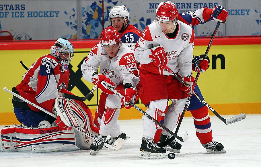 Хоккеисты сборной Дании (в бело-красной форме) вчера убедились, насколько сильным может быть норвежское нападение