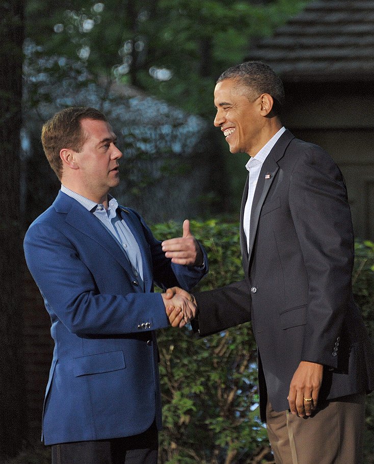 Саммит G8 (&amp;quot;Большой восьмерки&amp;quot;) в Кэмп Дэвиде. Председатель правительства России Дмитрий Медведев (слева) и президент США Барак Обама (справа) перед началом заседания глав государств и правительств &amp;quot;Большой восьмерки&amp;quot; в загородной резиденции американского лидера Кэмп-Дэвиде