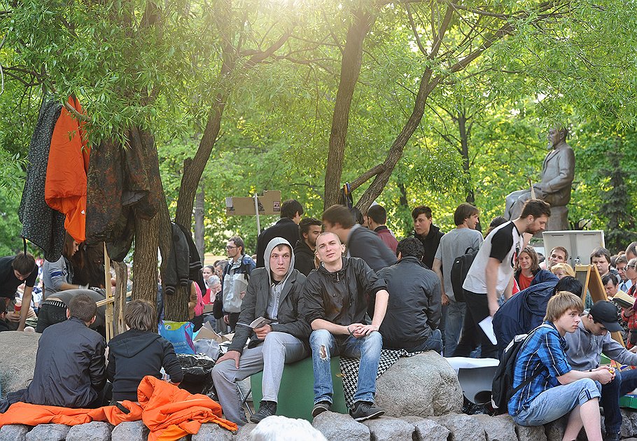 Лагерь оппозиции на Чистопрудном бульваре у памятника Абаю Кунанбаеву