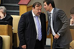 Член комитета Государственной думы (ГД) России по безопасности и противодействию коррупции Геннадий Гудков (слева) и член комитета ГД по физической культуре, спорту и делам молодежи Дмитрий Гудков (справа) на заседании Госдумы России