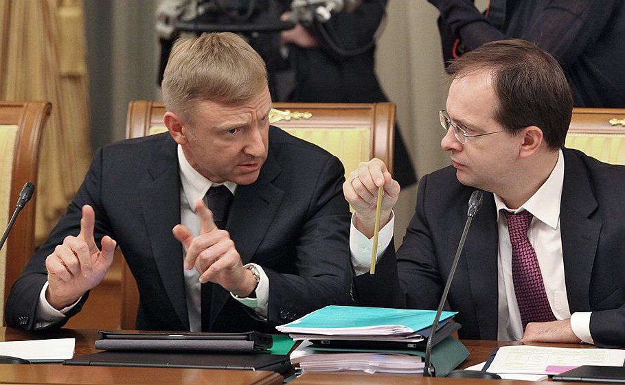 Министр образования и науки Дмитрий Ливанов (слева) и министр культуры Владимир Мединский (справа) во время заседание правительства России