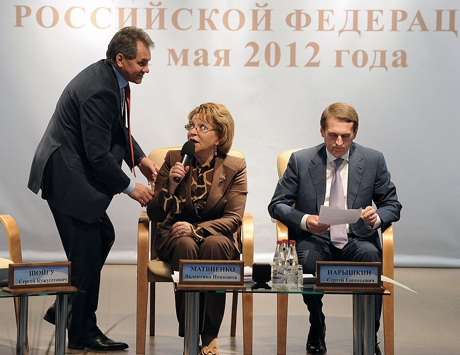 Сергей Нарышкин (справа) и Валентина Матвиенко обещают поработать над возвращением регионам, в том числе Подмосковью во главе с Сергеем Шойгу, былой уникальности 