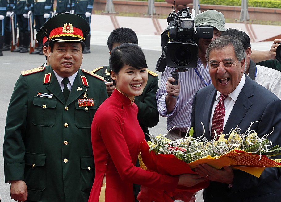 Китайская угроза сблизила Леона Панетту (справа) с вьетнамскими товарищами