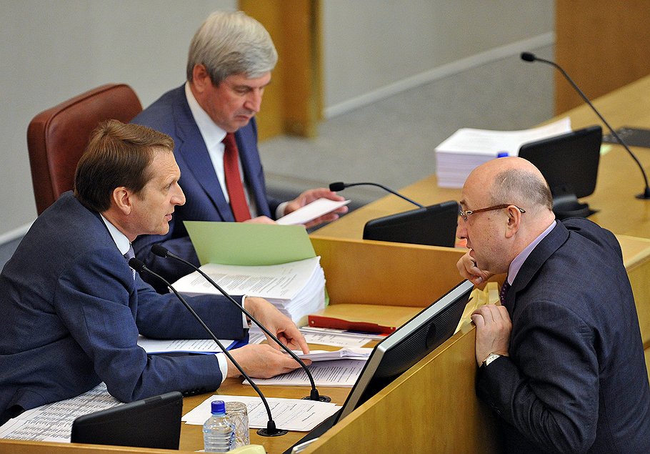 Сергей Нарышкин (слева) и Владимир Плигин (справа) вчера в течение нескольких часов отбивались от поправок оппозиционеров