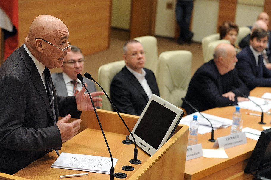 Телеведущий Владимир Познер (слева) на парламентских слушаниях в Госдуме, посвященных предложению о создании общественного телевидения