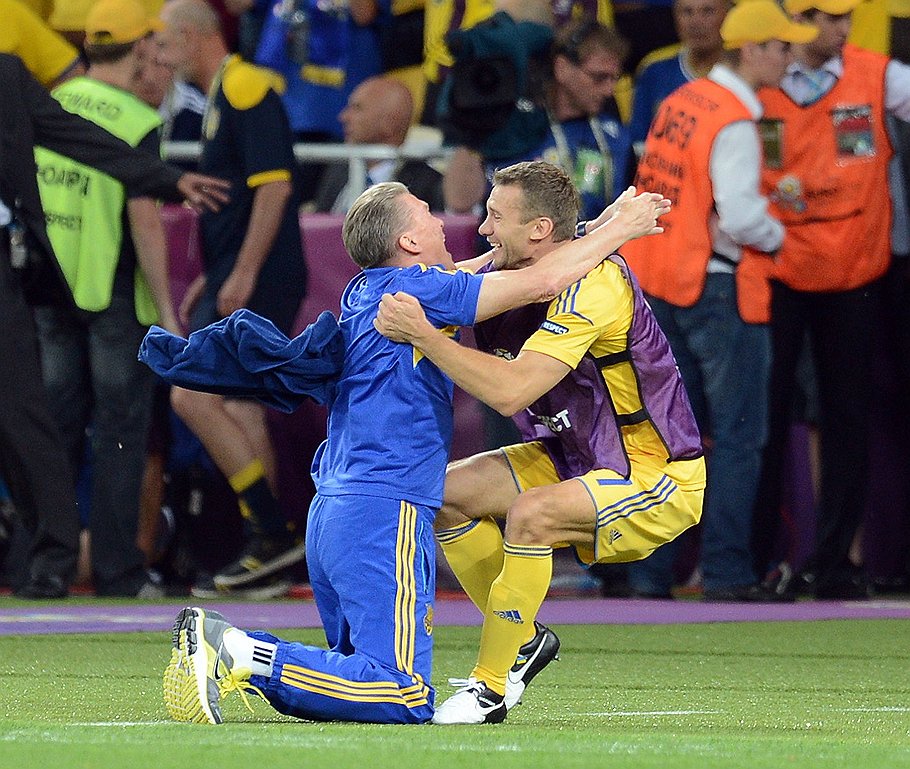Еще до матча у главного тренера сборной Украины Олега Блохина было предчувствие, что Андрей Шевченко (справа) забьет два гола в ворота шведов