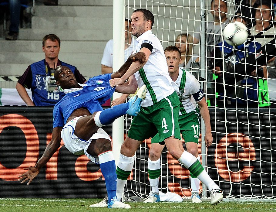 Гол форварда сборной Италии Марио Балотелли (слева) в ворота ирландцев стал одним из самых красивых на нынешнем Евро 