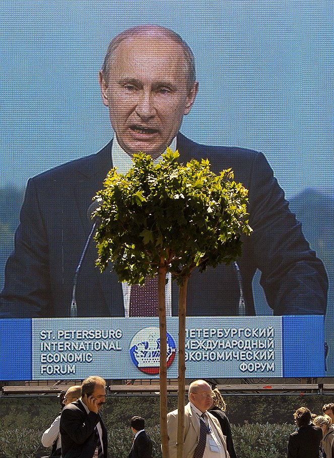 XVI Петербургский Международный экономический форум. Президент России Владимир Путин (на мониторе) во время форума