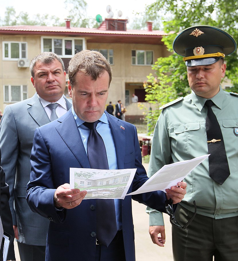 В ответ на угрозы Дмитрия Медведева кого-нибудь уволить за срыв передачи военных городков Анатолий Сердюков предложил свою кандидатуру