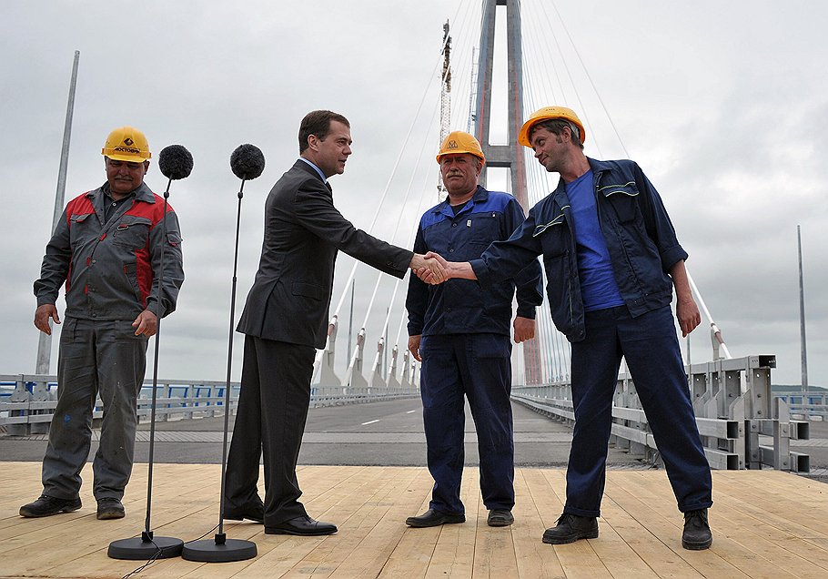 Председатель правительства России Дмитрий Медведев (слева второй) во время церемонии открытия движения по мосту через пролив Босфор Восточный во Владивостоке