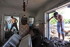 Разбирать завалы пострадавшим от наводнения помогают волонтеры