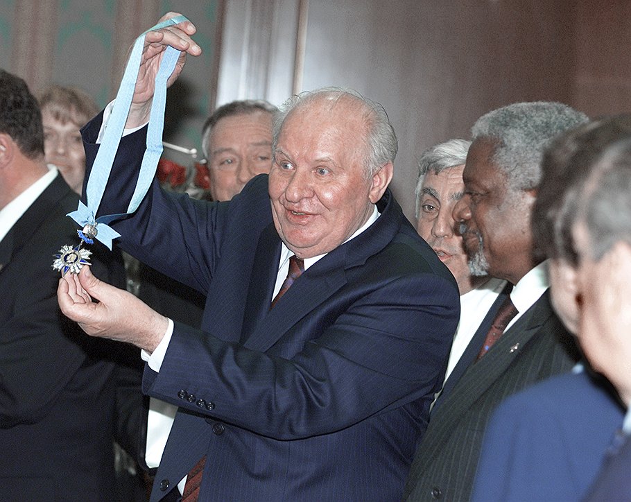 Председатель Совета Федерации Федерального Собрания России Егор Строев (в центре) и бывший генеральный секретарь ООН Кофи Аннан (справа) 