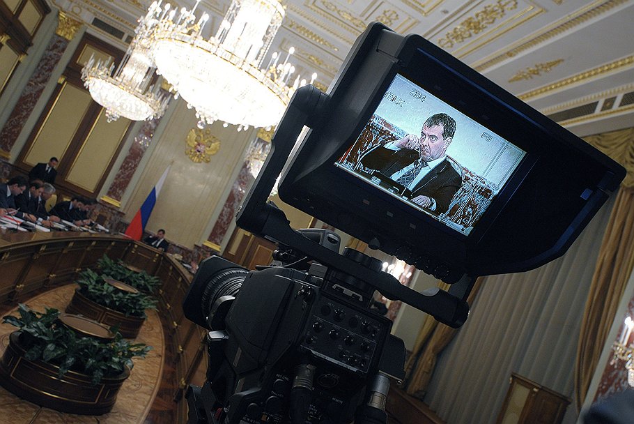 Председатель правительства России Дмитрий Медведев (на экране монитора) на заседании правительства России