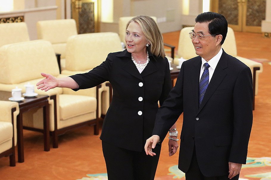 В Пекине Хиллари Клинтон не удалось пообщаться с вероятным преемником председателя КНР Ху Цзиньтао (справа)