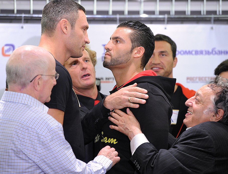 По мнению букмекеров, Виталий Кличко (слева) имеет практически стопроцентные шансы на победу над Мануэлем Чарром в бою за звание чемпиона мира по версии WBC