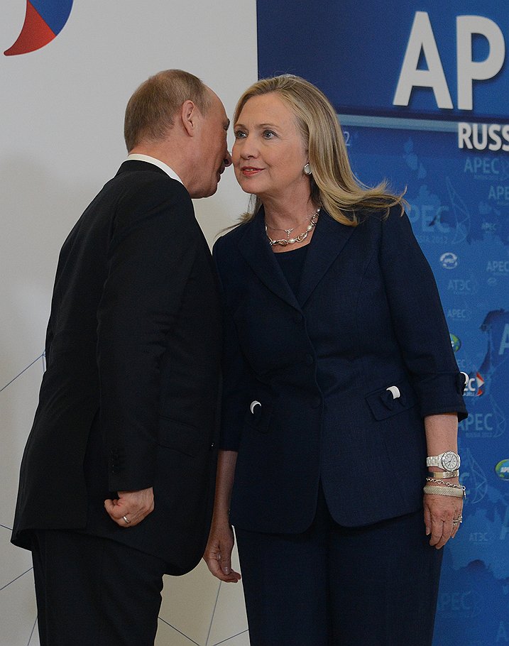 На саммите АТЭС госсекретаря Хиллари Клинтон (справа) встречали почти как Барака Обаму. И Владимир Путин
демонстрировал к ней в высшей степени уважительное отношение