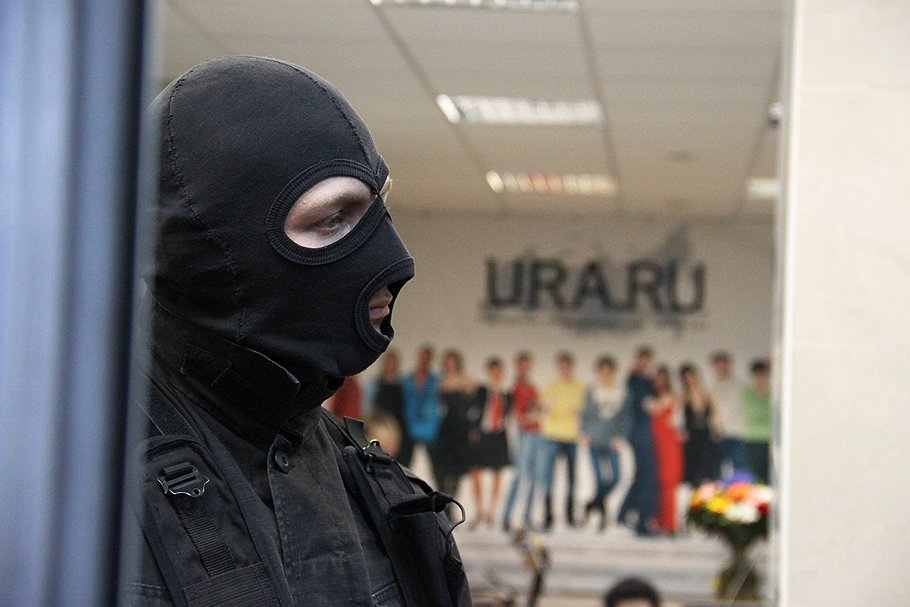 В ночь на пятницу сотрудники полиции при участии спецназа провели обыски в офисе информагентства Ura.ru и в домах его сотрудников