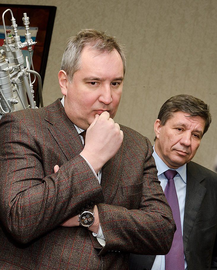 Несмотря на то что Дмитрий Рогозин (слева) не согласен с идеей преобразования космического агентства в госкорпорацию, Владимир Поповкин от этих планов отказываться не собирается