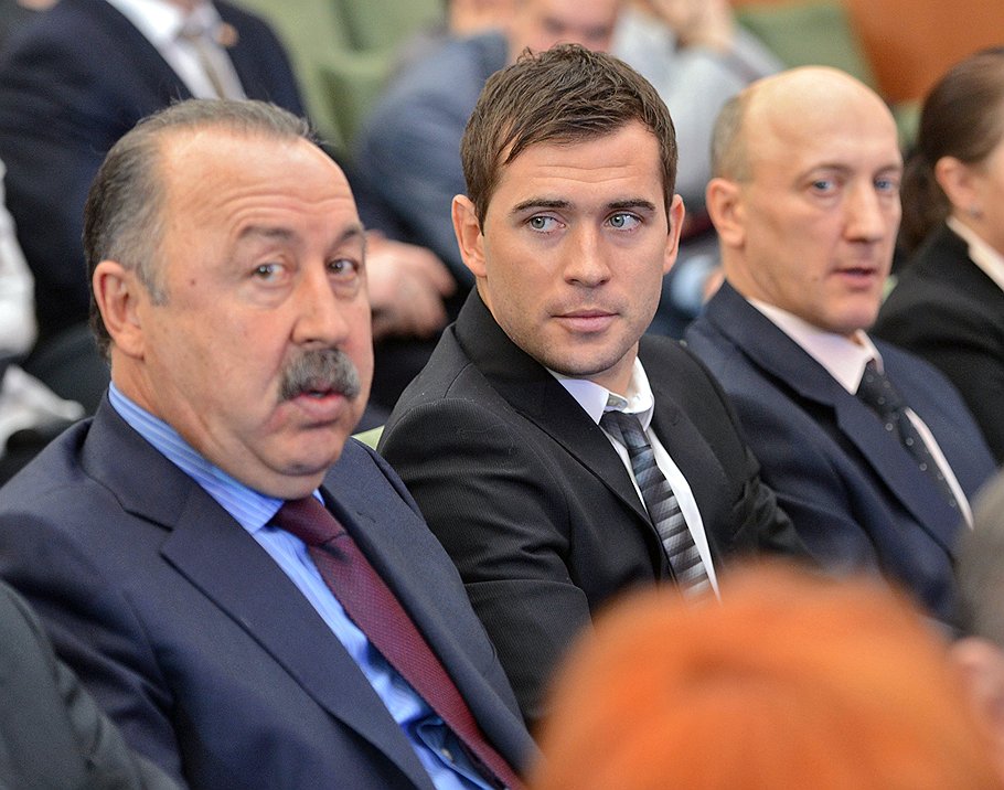 Футболист Александр Кержаков (в центре) и тренер Валерий Газзаев (слева) тоже без остатка доверились президенту Владимиру Путину