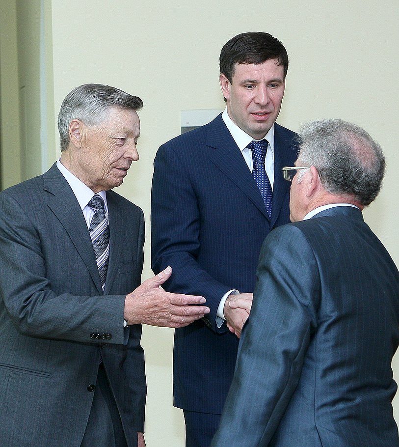 Петр Сумин (слева) передал Михаилу Юревичу руководство Челябинской областью без особых споров