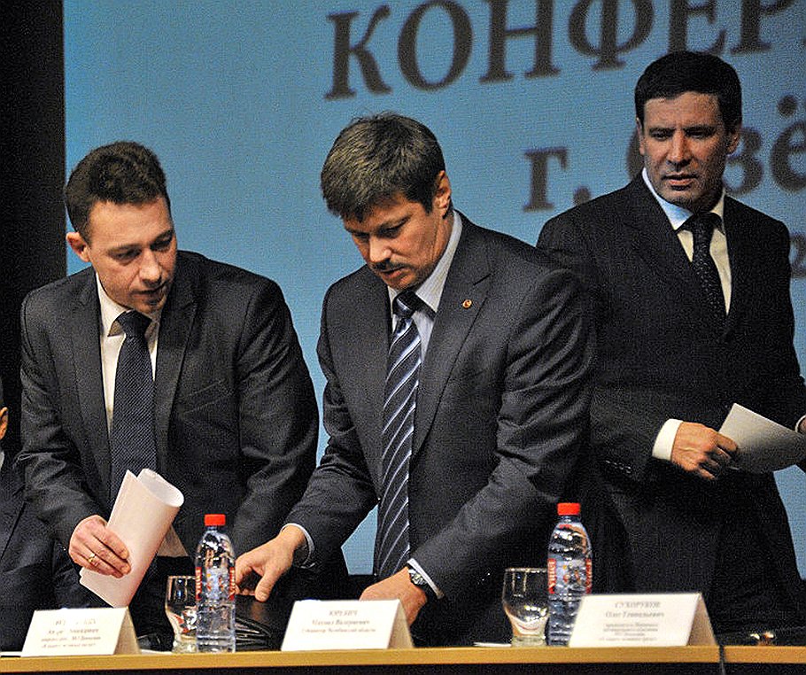 У президентского полпреда в УрФО Игоря Холманских (слева) вопросы к губернатору Юревичу появились почти сразу