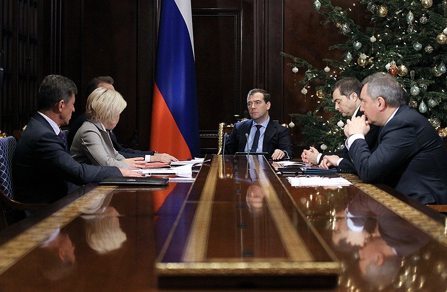 Дмитрий Медведев поручил вице-премьерам  подготовить предложения по упрощению процесса усыновления детей-сирот