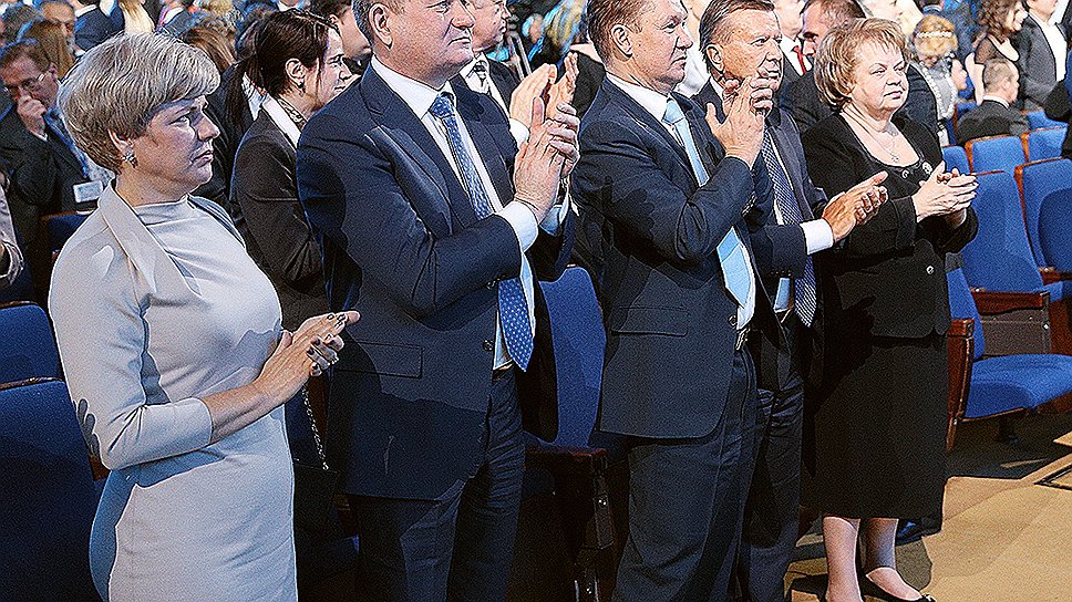 Руководители концерна и гости долго хлопали Владимиру Путину