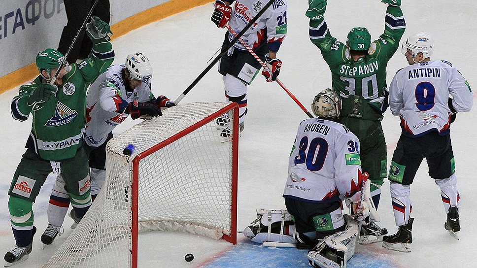 Хоккеисты «Салавата Юлаева» (в зеленой форме) и «Металлурга» оправдали прогнозы специалистов. Победитель в их паре определится в седьмом матче