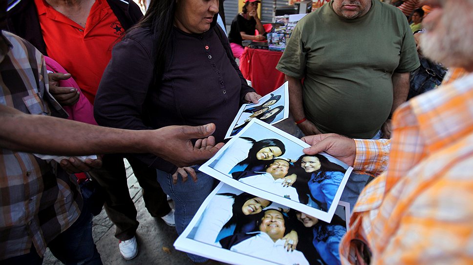 Слухи о критическом состоянии Уго Чавеса породили ажиотажный спрос на последнюю обнародованную фотографию венесуэльского лидера — в Каракасе их продают по $3 за штуку