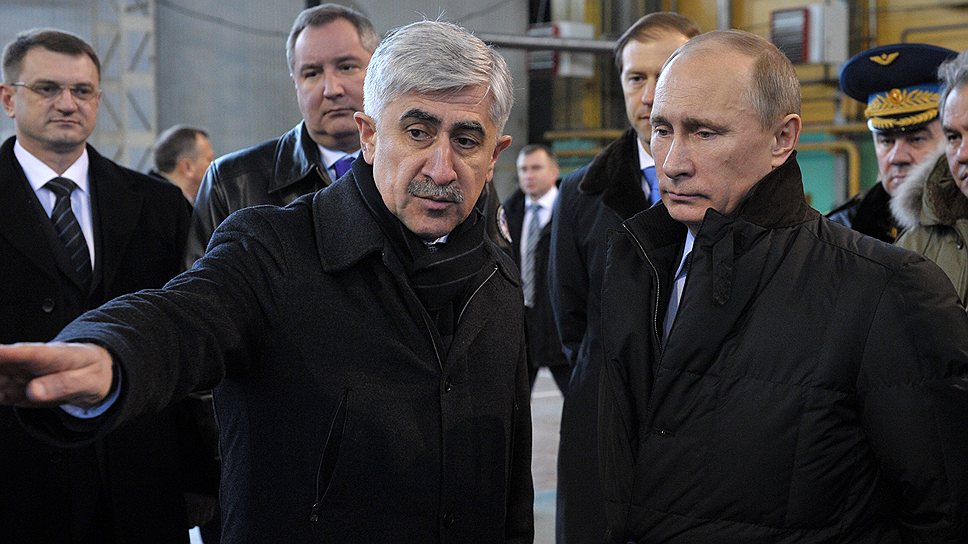 Глава ОАК Михаил Погосян (слева) рассказал Владимиру Путину об успехах авиастроения 