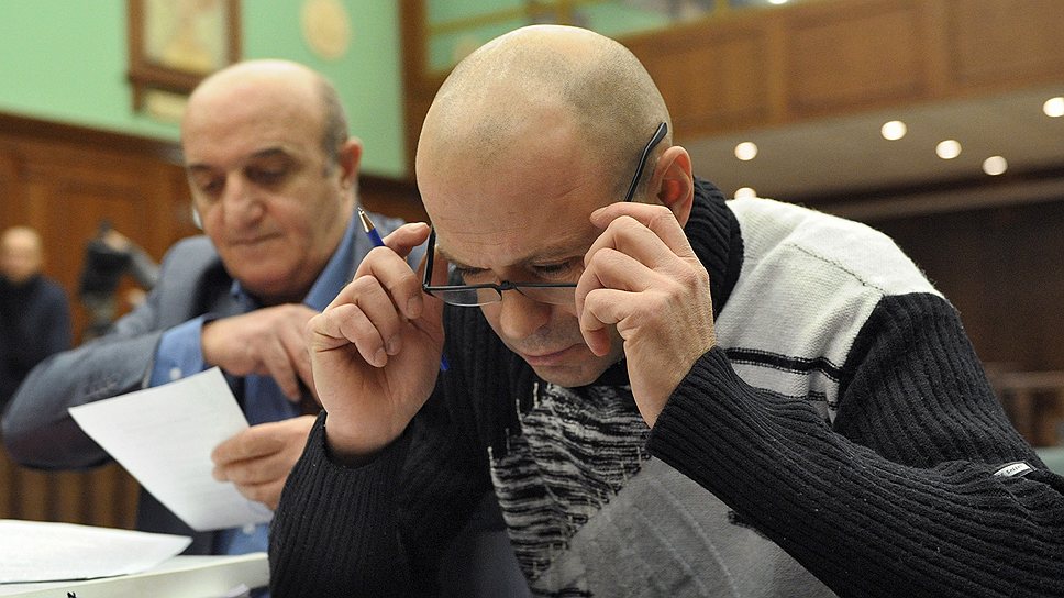 Адвокат Карен Нерсесян (слева) добивается сокращения срока заключения Дмитрию Павлюченкову (справа) и предоставления ему госзащиты