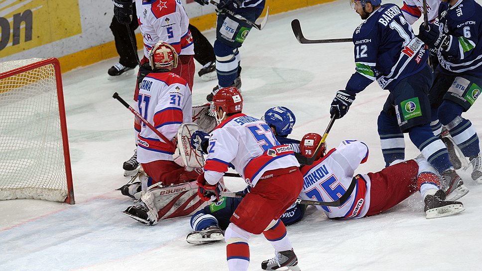 Во втором матче подряд хоккеисты &amp;quot;Динамо&amp;quot; (в синей форме) дожимают ЦСКА в овертайме 