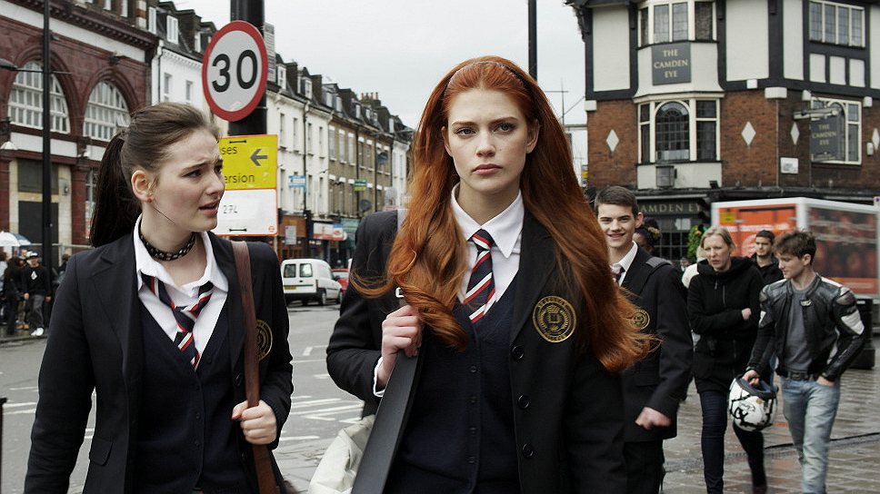 Главная героиня фильма — шестнадцатилетняя лондонская школьница в клетчатой юбочке (Мария Эрих), которая оказывается носительницей гена путешествий во времени