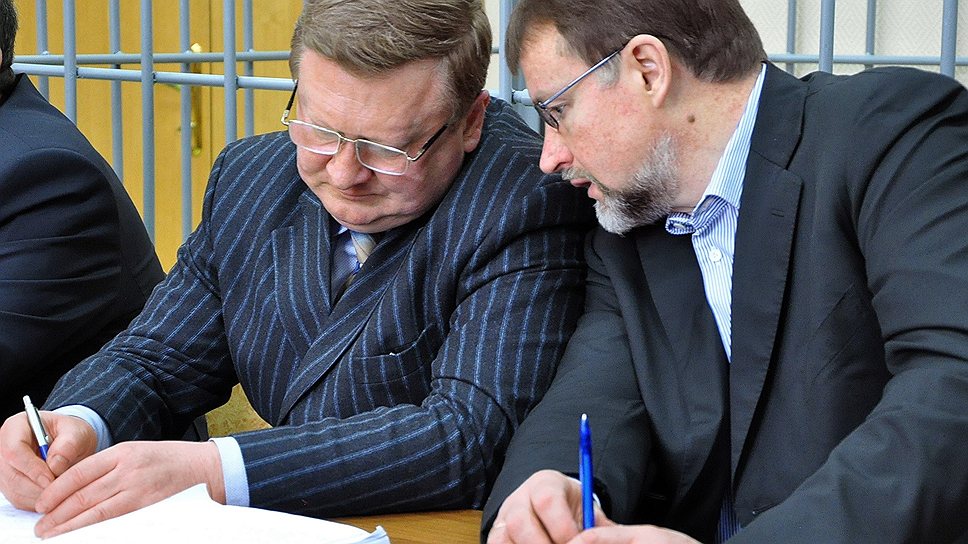 Вячеслав Дудка (справа) отвергает обвинение в получении взятки