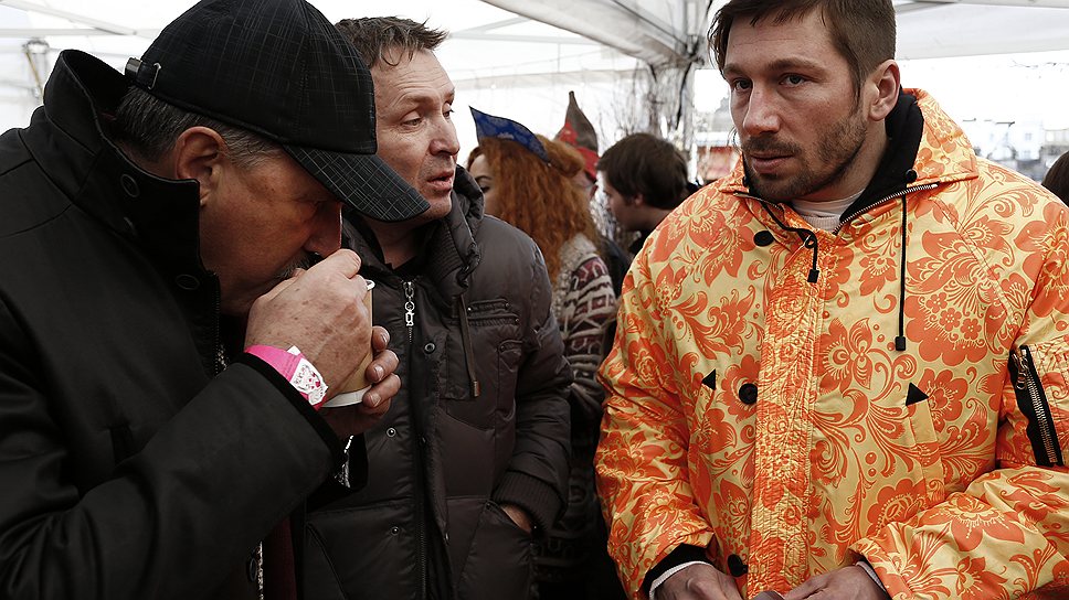 Возможность поесть блинов с соотечественниками не упустил опальный бизнесмен Евгений Чичваркин (справа)