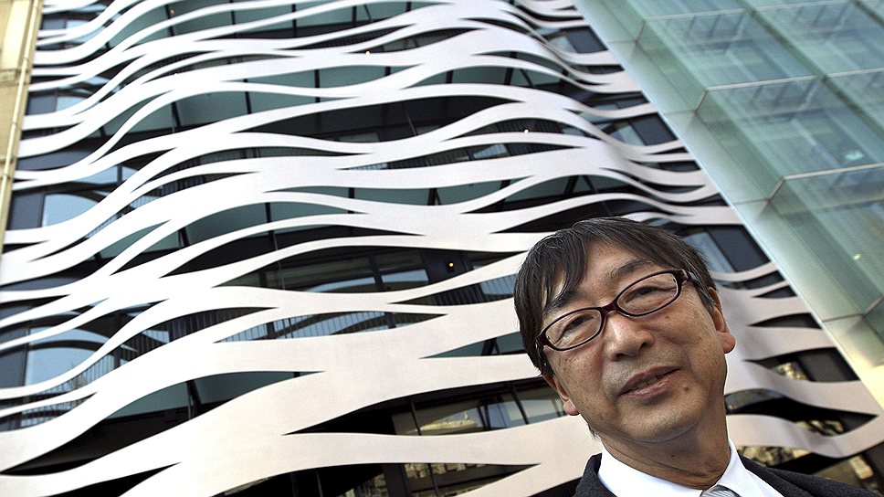 Творчество Тойо Ито — результат следования тонким японским гармониям (на фото архитектор позирует на фоне спроектированного им фасада жилого  комплекса Suites Avenue в Барселоне) 