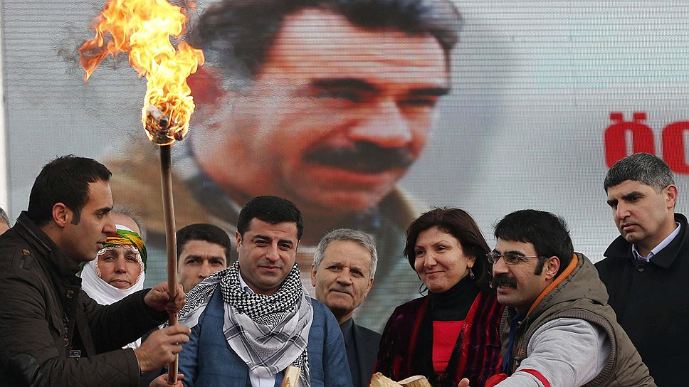 Лидер курдов Абдулла Оджалан (на плакате) призвал нацию погасить огонь 30-летней войны с Турцией