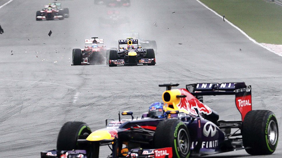 На Гран-при Малайзии Себастьян Феттель (на переднем плане) не только опередил своего партнера по Red Bull Марка Уэббера, но еще и сумел нарастить отрыв от лидера Ferrari Фернандо Алонсо, не добравшегося до финиша