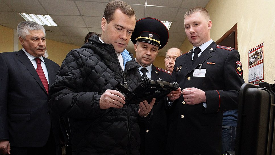 Дмитрий Медведев заявил, что поддерживает &amp;quot;все технологические новшества&amp;quot; (на фото — премьер с планшетом ГИБДД, объединяющим несколько баз данных ведомства)