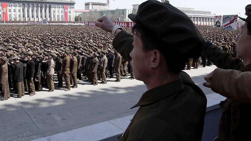 Северные корейцы пугают южных соседей и США ядерным оружием и многотысячными демонстрациями