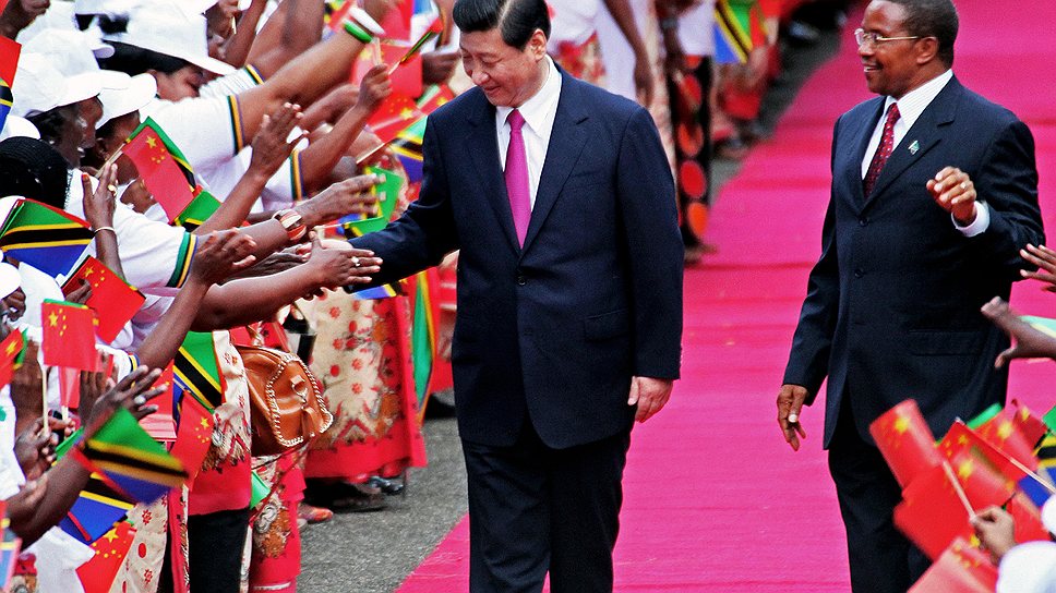 Новый председатель КНР Си Цзиньпин воспользовался саммитом БРИКС в Дурбане для расширения китайской экспансии в Африке (на фото — с членами делегации КНР и президентом ЮАР Джейкобом Зумой
