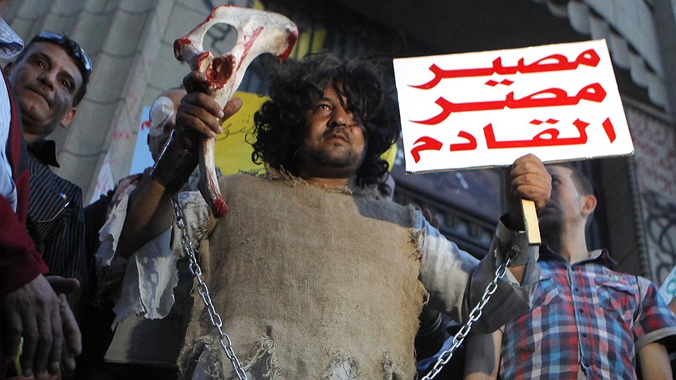 Египетская оппозиция предупреждает: правление исламистов ведет страну к отсталости, рабству и упадку (на плакате написано &amp;quot;Будущее Египта&amp;quot;) 