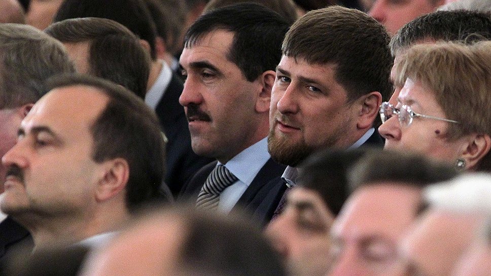 Территориальный спор Рамзана Кадырова (в центре справа) и Юнус-Бека Евкурова продолжится на съезде ингушского народа в спорном районе