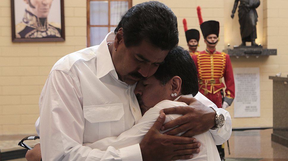 Для поддержки вице-президента Николаса Мадуро был мобилизован даже легендарный футболист Диего Марадона