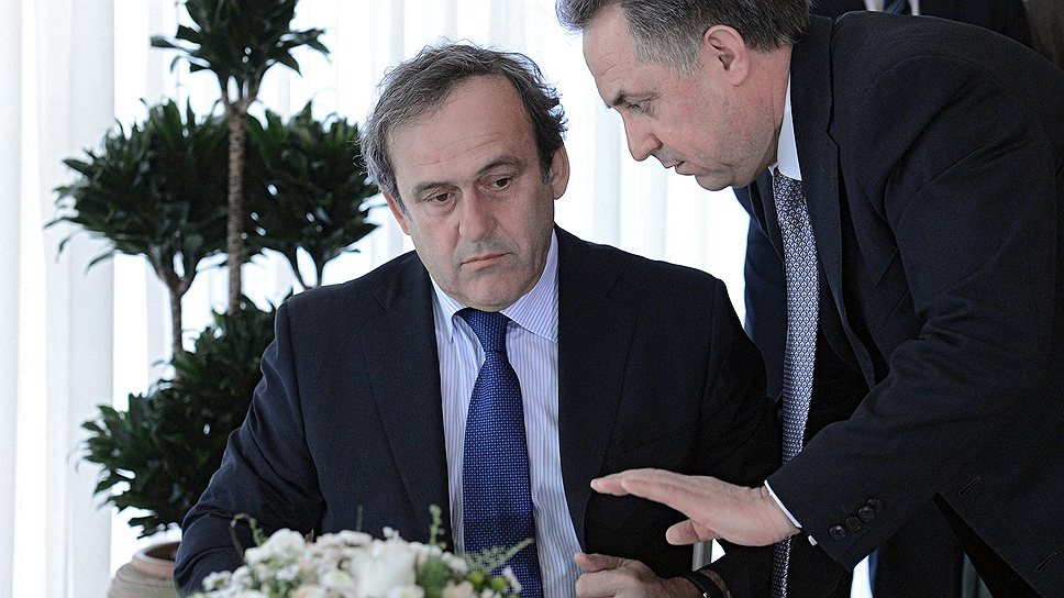 Министр спорта России Виталий Мутко (справа) разговаривал с президентом UEFA Мишелем Платини (слева) на английском. Господин Платини медлил с ответом