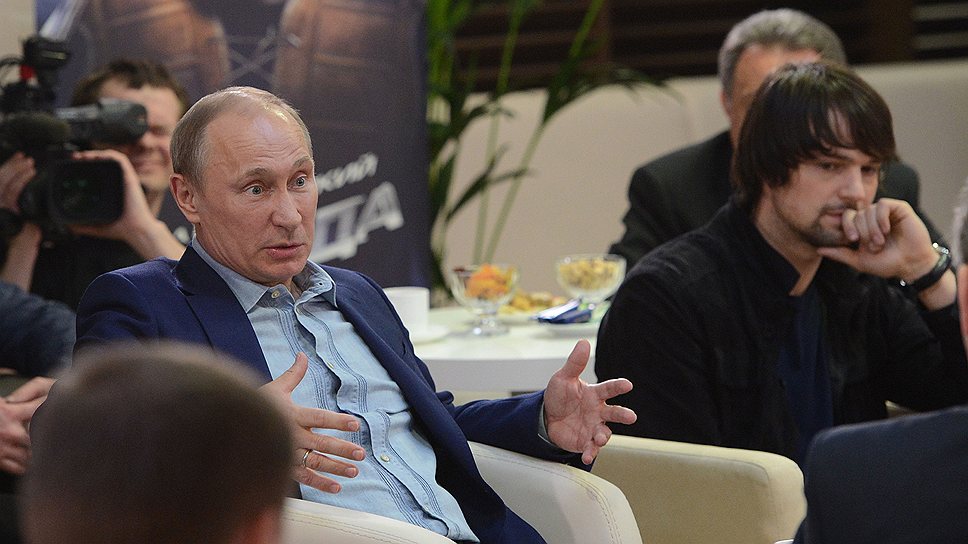 На встрече с хоккеистами и артистами после просмотра &amp;quot;Легенды №17&amp;quot; Владимир Путин и главного героя Данилу Козловского (справа) попросил выступить, и сам рассказал о своем спортивном прошлом