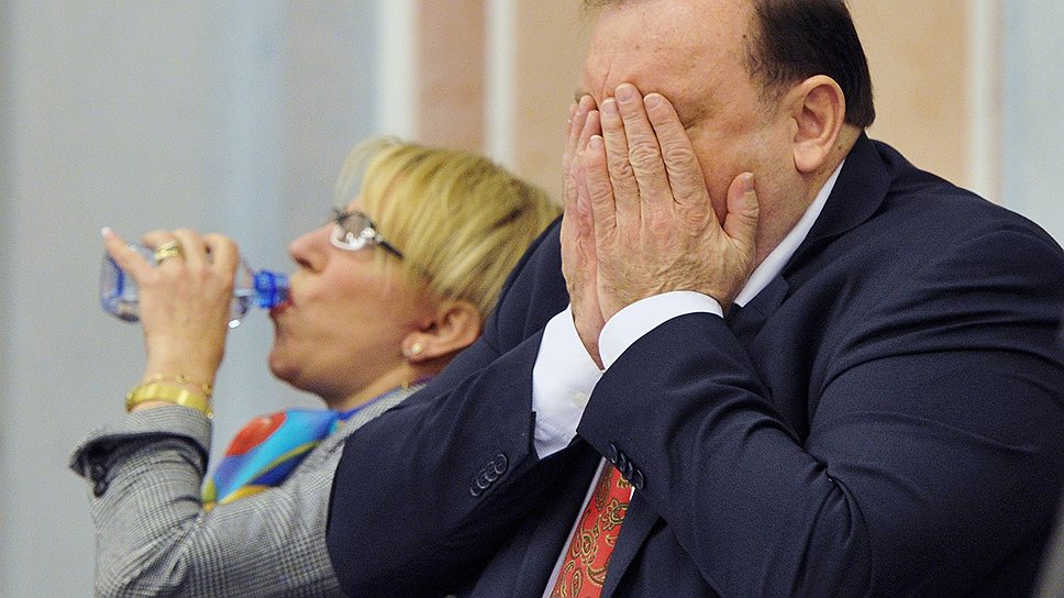 Бывший депутат Государственной думы от &quot;Справедливой России&quot; Геннадий Гудков (справа) во время рассмотрения жалобы в связи с прекращением его думского мандата. 